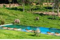 สระว่ายน้ำ WILD COTTAGES ELEPHANT SANCTUARY RESORT