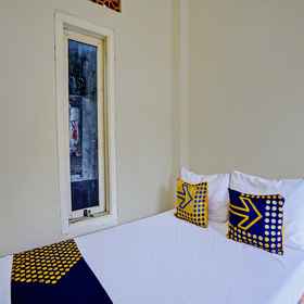 Bedroom 1 ホテルOタンジュンインダ・ホームステイ・シャリア, Alfamart Pulau Merah Sumberagung (Tasya Mart) ホテル