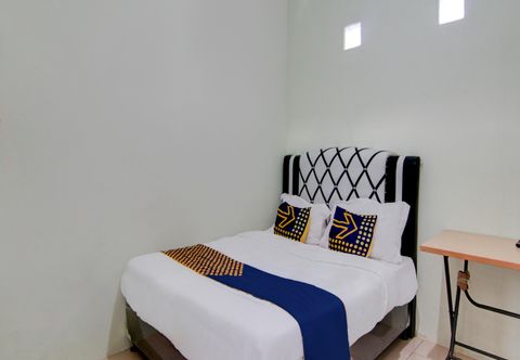 Bedroom SPOT ON 92797 Awi Stay Syariah Near SIMPANG KAWASAN INDUSTRI WILMAR PELINTUNG