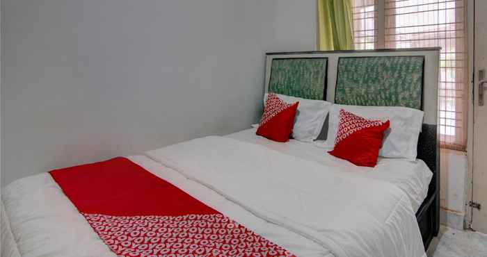 Kamar Tidur OYO 92833 Penginapan Syariah