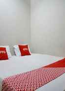 BEDROOM OYO 92820 Guesthouse 899 Syariah