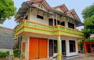 Bangunan 2 SPOT ON 92856 Home Stay Syariah Aom Kusman