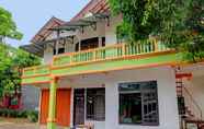 Bangunan 4 SPOT ON 92856 Home Stay Syariah Aom Kusman