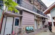 Exterior 2 OYO 92861 Raya Guest House Syariah