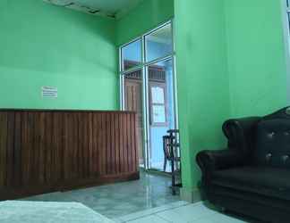 Lobi 2 OYO 92892 Aini Homestay