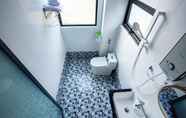 In-room Bathroom 2 Lavender Homestay Mang Den