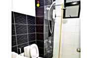 In-room Bathroom 6 The Platino Paradigm Mall 1612B by Natol 