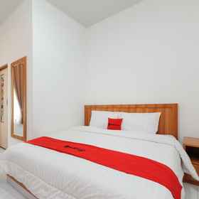 Bedroom 1 RedDoorz Plus Syariah near Mall Boemi Kedaton Lampung, Spn Kemiling Polda Lampung Hotels