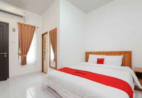 Bedroom RedDoorz Plus Syariah near Mall Boemi Kedaton Lampung