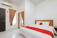 Bedroom RedDoorz Plus Syariah near Mall Boemi Kedaton Lampung