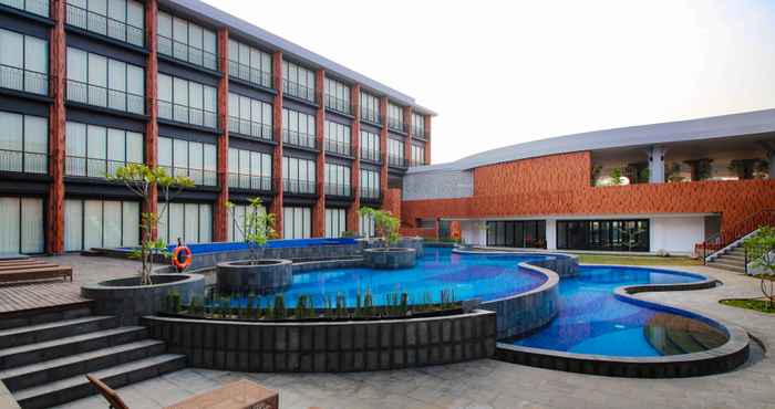Swimming Pool Hotel Santika Premiere Linggarjati – Kuningan
