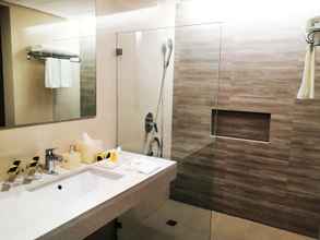 In-room Bathroom 4 The Aurora Subic Hotel Managed by HII