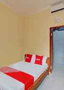 BEDROOM OYO 92952 Nirmala Guest House