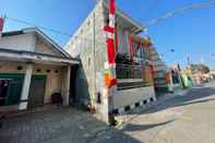 Luar Bangunan SPOT ON 93035 Karman's Sari Homestay Syariah