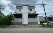 Exterior 2 OYO 93053 Ziza Kost82 Syariah