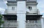 Exterior 4 OYO 93053 Ziza Kost82 Syariah