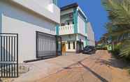 Exterior 4 OYO Life 92691 Mc Kost Syariah