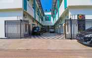 Exterior 3 OYO Life 92691 Mc Kost Syariah