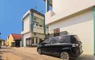 Exterior 2 OYO Life 92691 Mc Kost Syariah