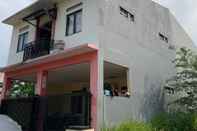 Exterior OYO Life 92779 Kost Arjuna