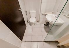 客房浴室 6 Restful and Strategic 1BR at Casa De Parco Apartment By Travelio