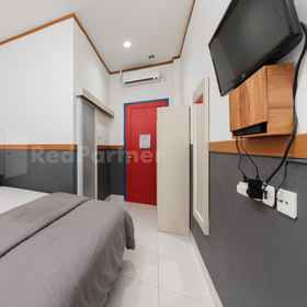 Bedroom 1 Ian Hotel Jaksa Mitra RedDoorz, 雅加达市中心 酒店