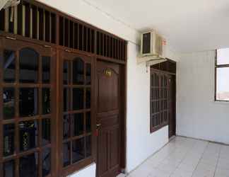 Lobi 2 RedDoorz near Plaza Ambarrukmo Yogyakarta