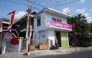 Bên ngoài 3 OYO Life 93038 Kost Putra Malilah