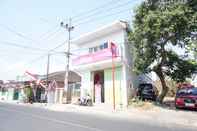 ภายนอกอาคาร OYO Life 93038 Kost Putra Malilah