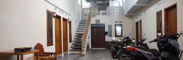 Lobby OYO Life 93038 Kost Putra Malilah