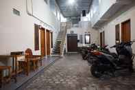 Lobby OYO Life 93038 Kost Putra Malilah