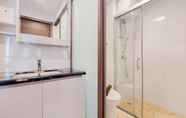 Toilet Kamar 6 Homey Living and Comfortable 2BR at Sky House BSD Apartment By Travelio