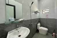 In-room Bathroom Dung Quyen Hotel