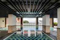 Swimming Pool OYO Life 92910 Apartemen Tamansari Panoramic By Tira