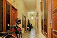 Lobby OYO Life  92936 Kost Teteh Erni Karawang