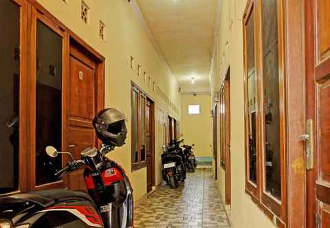 Lobby OYO Life  92936 Kost Teteh Erni Karawang