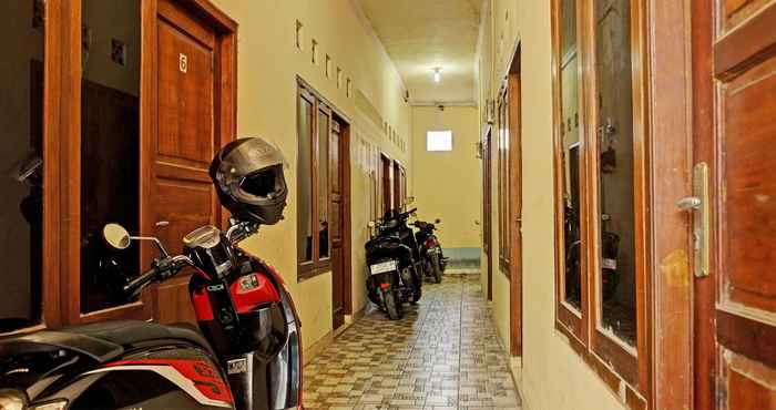 Lobby OYO Life  92936 Kost Teteh Erni Karawang