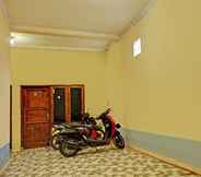 Lobby 4 OYO Life  92936 Kost Teteh Erni Karawang