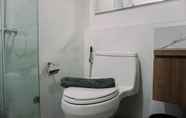 Toilet Kamar 5 Homey and Wonderful 1BR The Smith Alam Sutera Apartment By Travelio