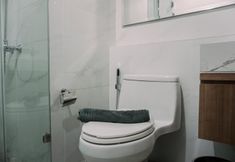 In-room Bathroom 5 Homey and Wonderful 1BR The Smith Alam Sutera Apartment By Travelio