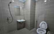 In-room Bathroom 5 Hotel Sutha Inn