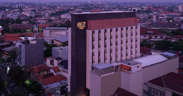 Bangunan REZ Hotel