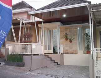 Exterior 2 Villa Yanti Permata Garden