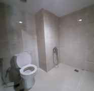 In-room Bathroom 5 Apartemen Tamansari Hive by Bhuvana Vimala