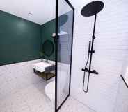 In-room Bathroom 7 Alltrue Hotel Bintan – Tanjungpinang