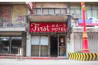 Bangunan OYO 1011 First Hotel