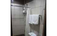 Toilet Kamar 4 OYO 1011 First Hotel