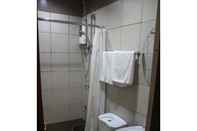 Toilet Kamar OYO 1011 First Hotel