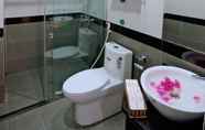 In-room Bathroom 3 Tamcoc Golden Shine Homestay 