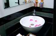 In-room Bathroom 4 Tamcoc Golden Shine Homestay 